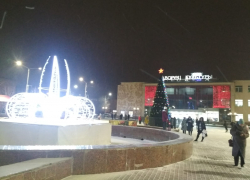 Камышанам особо негде было развлекаться в новогодние и рождественские праздники, и они "сконцентрировались" у фонтана - "лилии"