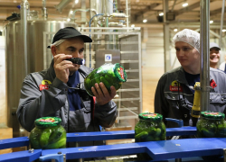 С конвейера нового консервного завода в Волгоградской области будет сходить в год 100 миллионов банок овощных закаток бренда "Дядя Ваня" 