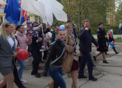 В Камышине профсоюзы и "Единая Россия" начали первомайский марш  под песню про медведей из "Кавказской пленницы"
