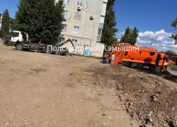 Камышане показали в соцсетях, как эвакуатор "спасал" провалившийся мусоровоз