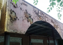 Неужели нельзя подкрасить остановку в Камышине, на которой люди сходят, приезжая в центр города и в администрацию? - камышанка