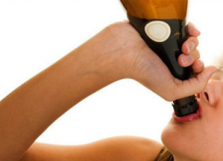 Молодая женщина уединилась с бутылкой и пила до гробовой доски - в буквальном смысле