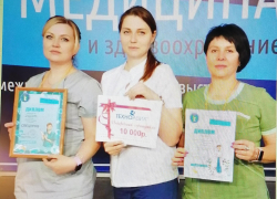 Камышинских медсестер, отличившихся в профессиональном "забеге", наградили сертификатом на белые халаты