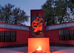 В Камышине перед Днем Победы зажгли вечный огонь на Братских захоронениях, камышане без распоряжений несут к мемориалу цветы
