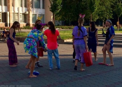 Подвыпившие девушки утверждали новый "дресс-код" на улицах города - гуляли в халатах и пижамах