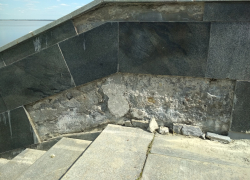 Губернатора на набережную возите, а что плиты открошились, не видите! - камышанин