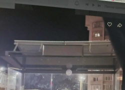 В Камышине темень поглотила "умную" остановку в 3-м микрорайоне (ВИДЕО)