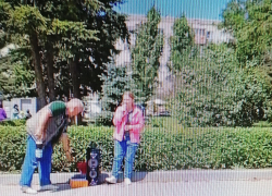 В Камышине у "Победы" горожан развлекают уличные певцы, похожие на школьников (ВИДЕО)