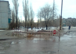 Камышане сообщают в соцсетях о провале, в котором можно утонуть 