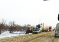 В Камышинском районе две столкнувшиеся в лобовую фуры унесли жизнь молодого водителя