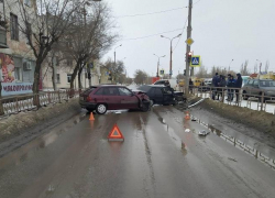 В Камышине у "Молодежной" молодой водитель вылетел на "встречку" и устроил лобовое столкновение