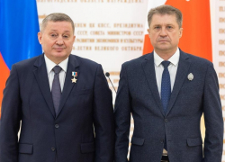 Главе Камышина Станиславу Зинченко вручили награду, которой он был Указом президента удостоен еще в апреле