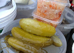 На центральном рынке Камышина рекордсменами подорожания овощной "корзины" стали соленые огурцы и морская капуста