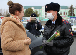 Сегодня тот день, когда на Комсомольской площади в Камышине дамы за рулем с удовольствием останавливаются по требованию сотрудников ГИБДД