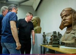 Известный волгоградский скульптор Сергей Щербаков - автор памятника Маресьеву в Камышине принял в своей мастерской губернатора
