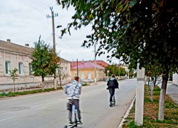 В Камышине молодежь носится на самокатах "со свистом" не только по тротуарам, но и по проезжей части, - камышанка
