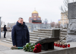 Андрей Бочаров почтил память погибших в терактах 2013 года в Волгограде