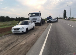 На трассе между Камышином и Волгоградом "Фольксваген" врезался ночью в "КАМАЗ" на обочине: двое в больнице