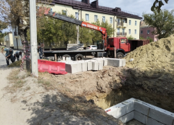 В Камышине накануне отопительного сезона сооружают тепловую камеру на пересечении улиц Текстильной и Титова