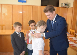 Глава администрации Камышина Станислав Зинченко лично наградил юных победителей областного зимнего фестиваля ГТО