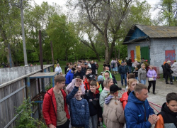 На сайте администрации Камышина показали очередь за солдатской кашей в парке Комсомольцев-добровольцев 9 мая