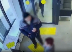 В Котово, что в 60-ти километрах от Камышина, посетитель банка вылил зеленку на банкиршу и удрал (ВИДЕО)