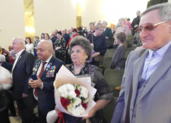 Главной слушательнице фестиваля "Виват, Россия!" - Валентине Колгатиной, маме Героя России Александра Колгатина, стоя рукоплескал зал  (ВИДЕО)
