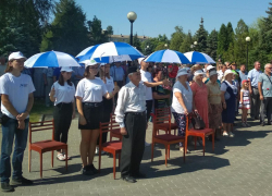 Во время траурного митинга в Камышине девушка-волонтер  упала без сознания у Памятного знака в парке Победы