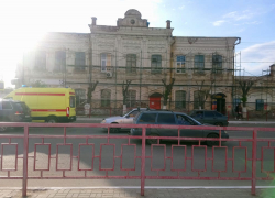 В Камышине появились строительные леса по фасаду исторического здания - дома купца Альтухова на улице Пролетарской