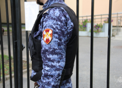 В Камышине росгвардейы задержали 18-летнего негодяя, укравшего кредитную карту у пенсионера