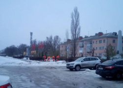 В Камышине "оранжевые жилеты" вышли в дождь чистить снег: горожане в недоумении