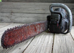 Друзья выпили, закусили, а потом один съездил другому по голове... бензопилой