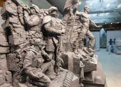 Скульптуру с участником СВО с голым торсом установят у подножия Мамаева кургана, в Камышине тоже замахнулись на памятник бойцам