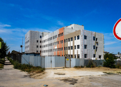 В Камышине на "губернаторском объекте" - здании поликлиники на улице Советской начались облицовочные работы