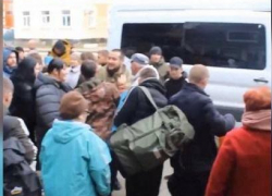 В Волгоградской области в день, когда в России объявили об окончании частичной мобилизации, с утра еще отправляли бойцов на СВО (ВИДЕО)