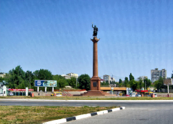 В Камышине "догорает" газон у памятника Димитрию Солунскому