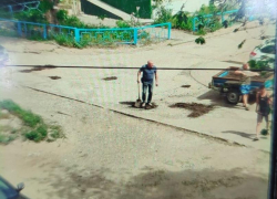 В Камышине жители купили прицеп асфальтовой крошки, чтобы самостоятельно залатать самые глубокие ямы на дороге