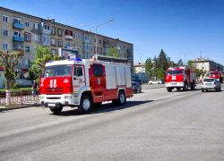 Колонна пожарных автомобилей заняла пол-улицы Ленина в Камышине: огнеборцы устроили автопробег в честь своего праздника