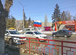 В Камышине патриотический настрой граждан виден по российскому триколору на автомобилях