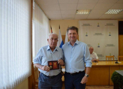 В Камышине глава Станислав Зинченко еще раз наградил "главного ветерана" города
