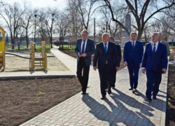 В селе Лебяжьем Камышинского района чиновники кулуарно поговорили о местном самоуправления и возложили цветы к памятнику летчикам