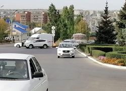 В Камышине в третьем микрорайоне врачи "скорой" оказывают помощь сбитому мотоциклисту, не подающему признаков жизни