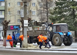 В Камышине "оранжевые жилеты" вышли чистить "снежную кашу" на улицах