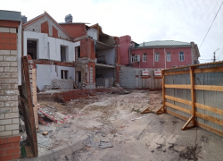 Камышане интересуются, какая "тайна" скрывается за забором на улице Пролетарской у рынка