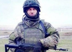Погибшего в СВО командира минометного взвода, выпускника Камышинского военного училища Александра Чернова проводили в последний путь