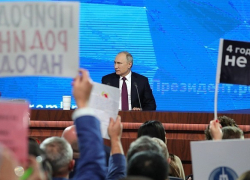 В первые ряды задающих вопросы Владимиру Путину прорвался волгоградский журналист