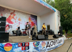 В Камышине на открытой сцене парка Комсомольцев-добровольцев проходит концерт по случаю Дня молодежи
