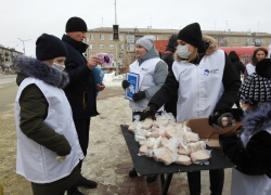 В Камышине волонтеры предлагали горожанам приобщиться к акции "Блокадный хлеб" символической "пайкой" в 125 граммов