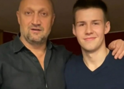Спасенного после тяжелого ранения на Украине 22-летнего лейтенанта из Волгоградской области навестил Гоша Куценко (ВИДЕО)