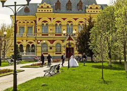 В Камышине крепнет традиция - женихам и невестам приезжать на набережную